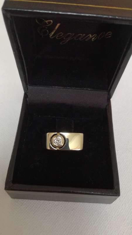 9ct Yellow gold unisex diamond ring
